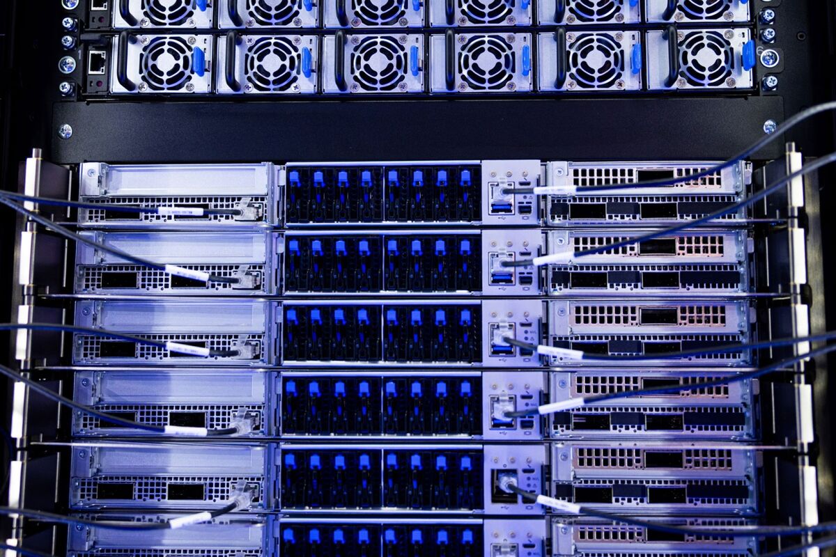 英伟达的"循环印钞机"：一个价值4.9万亿美元的危险游戏